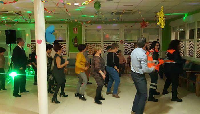 Fiesta de las Fallas en el Centro de Día de Cabanillas, con música, agua de Valencia y hasta un ninot