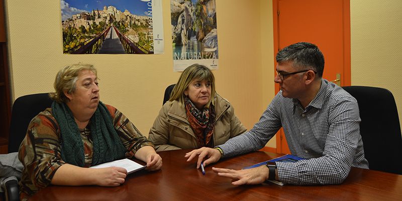 Godoy informa a la Asociación de Vecinos de Las Quinientas de las gestiones realizadas para solicitar al Ayuntamiento la cesión de las antiguas Escuela de Astrana Marín