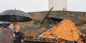 Gregorio se desplaza a Consuegra para valorar los daños causados por el temporal en los molinos del Cerro Calderico y en cuya reconstrucción “todas las administraciones deben implicarse”