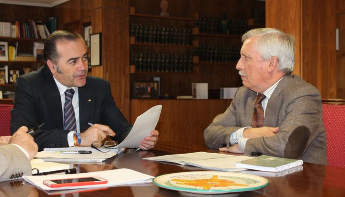 Gregorio se reúne con el presidente de la CHG e insiste en el problema de los conejos