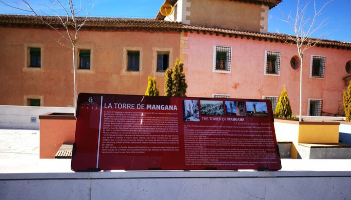 Instalados los paneles explicativos exteriores del yacimiento arqueológico de la Plaza de Mangana