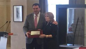 La Diputación de Guadalajara recibe la placa de reconocimiento de la Federación de Jubilados y Pensionistas