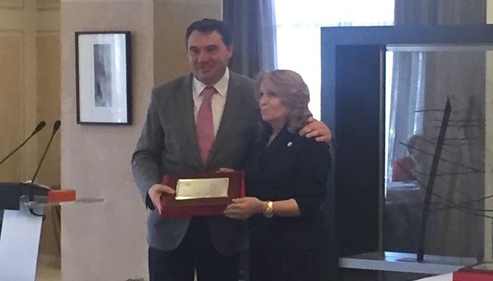 La Diputación de Guadalajara recibe la placa de reconocimiento de la Federación de Jubilados y Pensionistas