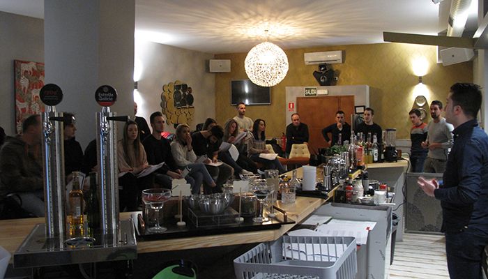 La Federación de Turismo de Guadalajara imparte un curso para la preparación de cócteles