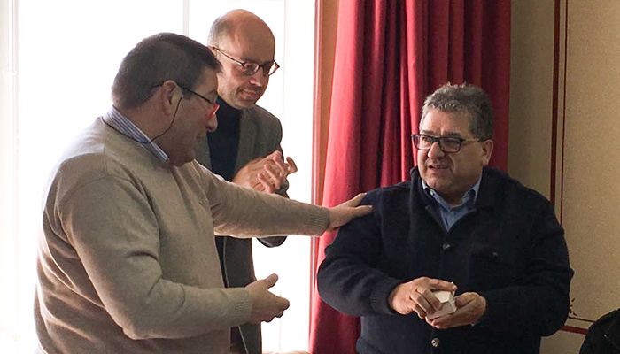 La Hermandad del Bautismo homenajea a su contador Carlos del Pozo en la Junta Extraodinaria