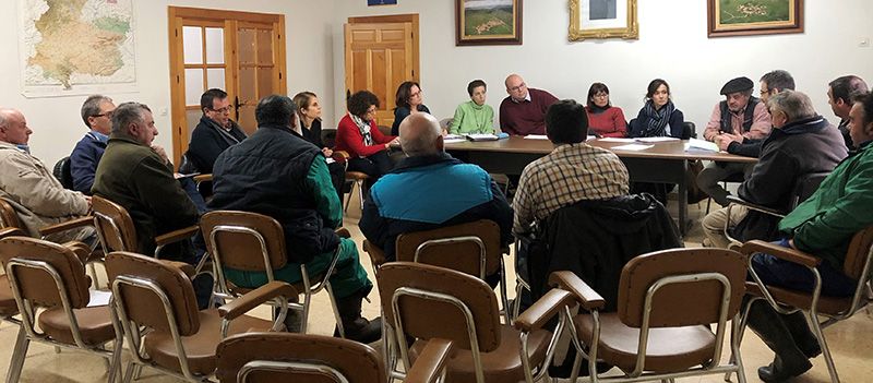 La Junta coordina con ganaderos de la Sierra Norte medidas para compatibilizar la ganadería extensiva con la normativa sobre tuberculosis