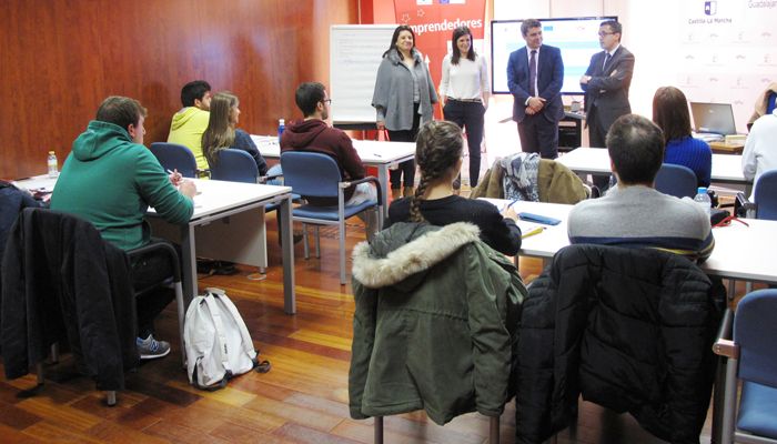 La Junta facilita la formación de doce jóvenes en materia de calidad y medio ambiente en la industria agroalimentaria
