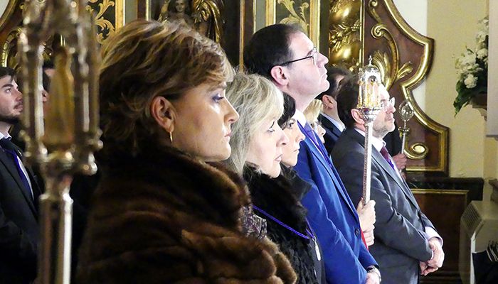 La lluvia no impidió que la Corporación Provincial cumpliera con la tradición de asistir a la Misa del Viernes de Dolores en las Angustias