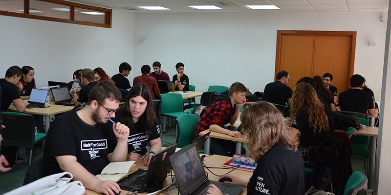 La UCLM reúne a una treintena de ‘hackers’ dispuestos a desarrollar aplicaciones al servicio de la sociedad