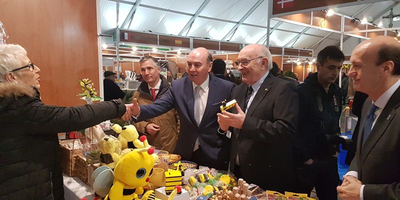 Latre apela al “compromiso de hechos” para apoyar la Feria Apícola y el sector en nuestra provincia