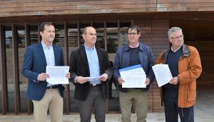 Los alcaldes de Los Navalucillos y Los Navalmorales entregan firmas en la Consejería de Sanidad pidiendo el refuerzo de las urgencias