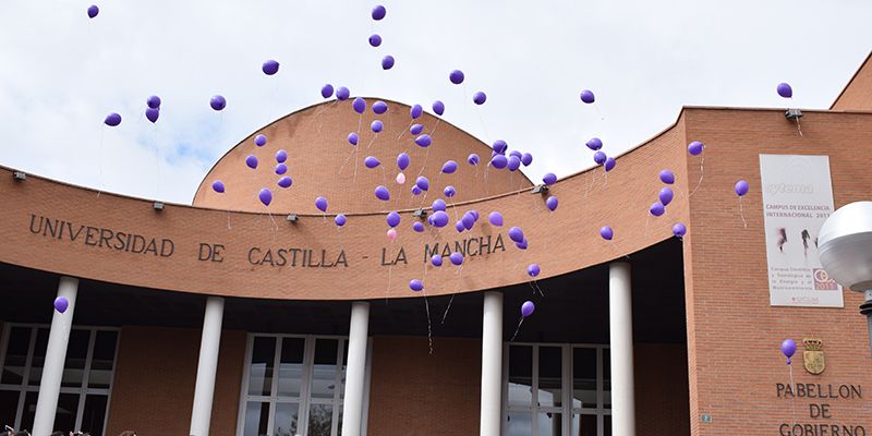 Los estudiantes de la UCLM protagonizan una suelta de globos en el Día Internacional de la Mujer