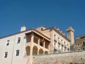 Mariscal comunica al director del CEIP El Carmen el inicio de las obras para alzar las barandillas del patio