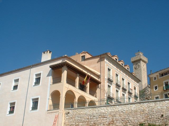 Mariscal comunica al director del CEIP El Carmen el inicio de las obras para alzar las barandillas del patio