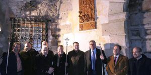 Mariscal felicita a la Hermandad de la Negación de San Pedro por su XXV Aniversario en el descubrimiento de una placa