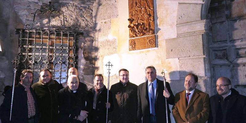 Mariscal felicita a la Hermandad de la Negación de San Pedro por su XXV Aniversario en el descubrimiento de una placa