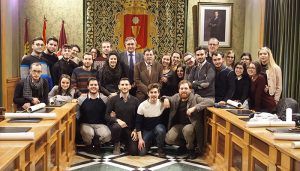 Mariscal recibe a un grupo de jóvenes voluntarios italianos que participan en un proyecto de movilidad europea