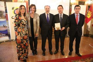 Page vende su viaje a Italia como una promoción de la Semana Santa de Cuenca... Pero da la gran noticia a Almansa