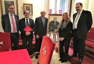 Pedro Romero Sequí hace entrega del retrato de SMEA Frey Giaccomo Dalla Torre a la Asamblea Española  de la Orden de Malta