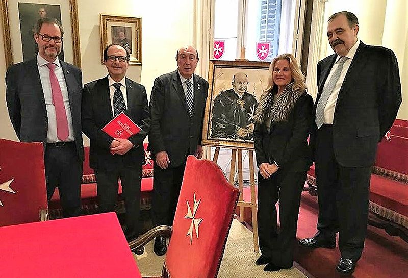 Pedro Romero Sequí hace entrega del retrato de SMEA Frey Giaccomo Dalla Torre a la Asamblea Española de la Orden de Malta