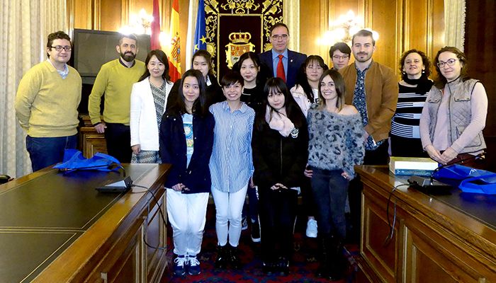 Prieto alaba al IES Alfonso VIII de la capital por apostar por su proyección internacional