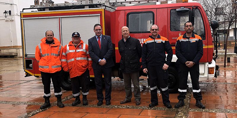 Prieto entrega sendas autobombas urbanas ligeras a los Ayuntamientos de Mota del Cuervo y Las Pedroñeras