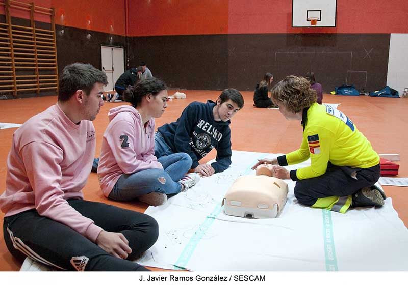 Profesionales de Urgencias, Emergencias y Transporte Sanitario de Guadalajara forman a alumnos de Bachillerato en técnicas de RCP y manejo de desfibriladores 3 Profesionales de Urgencias, Emergencias y Transporte Sanitario de Guadalajara forman a alumnos de Bachillerato en técnicas de RCP y manejo de desfibriladores