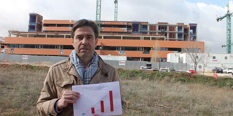 Robisco demuestra a la prensa que Page “vuelve a engañar a Guadalajara con las obras del Hospital”