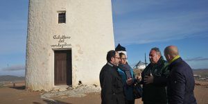 Tirado solicita la colaboración de todas las administraciones para rehabilitar de manera inmediata los molinos de Consuegra
