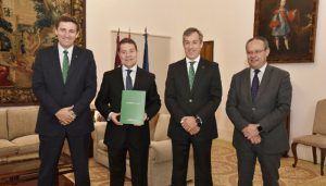 Caja Rural Castilla-La Mancha entrega su Memoria Anual al presidente de la Junta