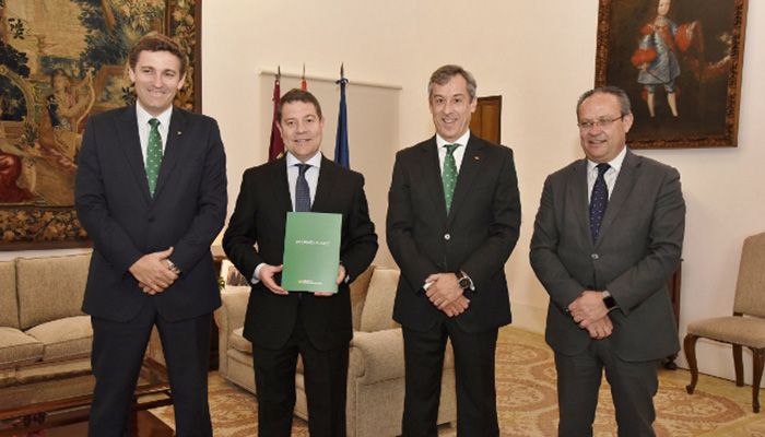 Caja Rural Castilla-La Mancha entrega su Memoria Anual al presidente de la Junta