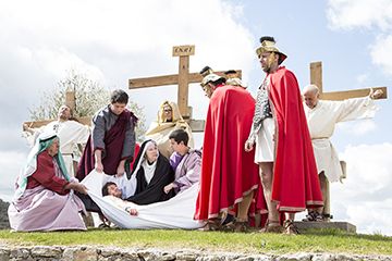 Cientos de personas acompañaron el Vía Crucis trillano en una de las representaciones más tumultuosas que se recuerdan