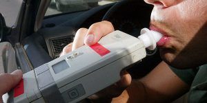 Cuatro detenidos el sábado y el domingo por conducir pasados de copas y liarla..., pero bien