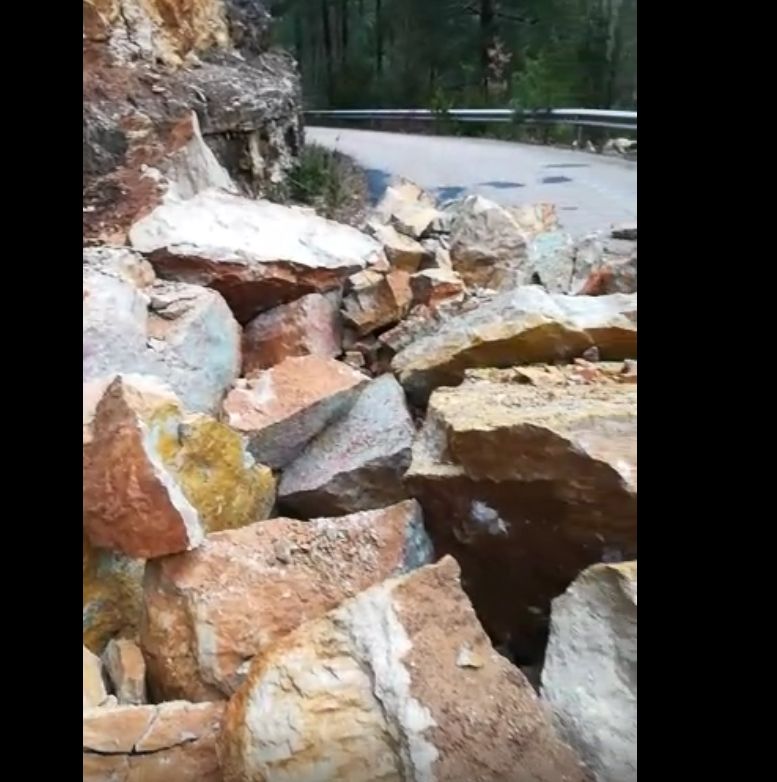 Espectacular desprendimiento en la carretera que une Las Majadas y Poyatos
