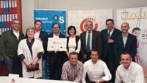 FCG hace entrega de un cheque de 300 euros a la Fundación Nipace dentro de su campaña Reyes Millonarios 2017