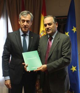 Gregorio recibe el Informe Anual correspondiente al ejercicio 2017 de Caja Rural Castilla-La Mancha