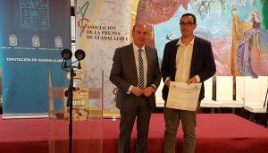José Manuel Latre entrega el Premio de Periodismo Medio Rural al periodista Javier Pastrana
