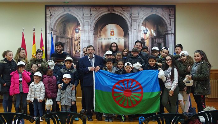 José María Martínez recibe a un grupo de niños para celebrar el Día Internacional del Pueblo Gitano