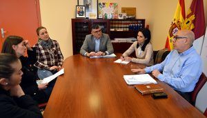 La Junta solicita a la Diputación que rehabilite el frontón anejo al colegio “Federico Muelas” o se lo ceda para hacerlo ella