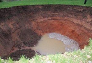 La tierra se hunde y deja en el Valle de Altomira una sima de más de 9 metros de profundidad