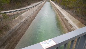 Los ribereños se preguntan si es normal que vaya más agua por el trasvase que por el propio río