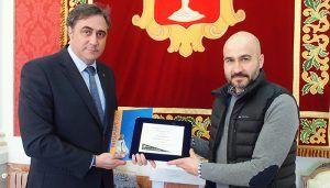 Mariscal entrega a Rubén Navarro el primer premio del Concurso de Cerámica de Cerreto Sannita