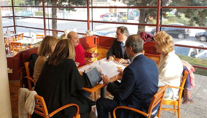 Mariscal se reúne con un grupo de vecinos de Princesa Zaida para explicarles las medidas para mejorar la movilidad