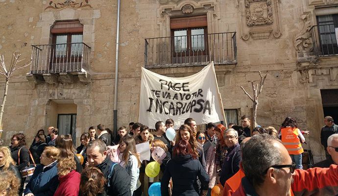 Medio millar de personas claman contra las macrogranjas manifestándose en Priego