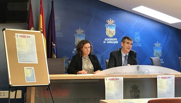Antonio Román presenta los programas diseñados por el Ayuntamiento para favorecer la conciliación durante este verano