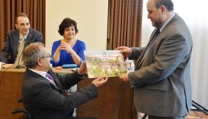 ASPAYM Cuenca hace entrega a Martínez Guijarro de la Silla de Oro especial por su 20 aniversario