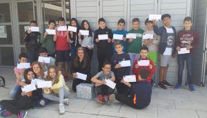 “Héroes”, este es el nombre que los docentes del IES Peñalba de Chiloeches y responsables del proyecto han puesto a su nueva iniciativa educativa para fomentar entre los más jóvenes un aprendizaje basado en proyectos, donde se reta a los alumnos a ser los protagonistas de su propio aprendizaje. Así, el trabajo creativo e innovador, el trabajo en equipo o la toma autónoma de decisiones, son algunas de las competencias que adquieren con “Héroes”, además de, como explican los responsables del proyecto “les hacemos reflexionar a partir del concepto héroe, sobre quienes somos como sociedad y quienes hemos sido”. Una trabajo que se lleva a cabo desde casi todas las asignaturas, trabajando desde cómo se escribe una carta en Lengua y Literatura, donde escribieron a sus héroes, desde deportistas o toreros, pasando por hospitales, la Guardia Civil o familiares hasta aprender a tocar sus bandas sonoras. Los alumnos participantes en el proyecto “Héroes” han hecho un viaje en el tiempo para conocer a héroes clásicos como Hércules o Aquiles. Mientras que en Biología han dado superpoderes a los animales invertebrados que han estudiado. En el proyecto, se ha querido dar a la mujer un papel protagonista, sobre todo en el campo matemático rescatando a esas heroínas que, con sus trabajos, han hecho una sociedad mejor. Un centro decorado para la ocasión por los profesores, los cuáles también han servido de inspiración a sus alumnos que los han convertido en superhéroes de diferentes aventuras. Un proyecto, que continuará a lo largo del año y que a principios de abril contó con la presencia del Daniel Molina, doble subcampeón del mundo, además de campeón del mundo de triatlón y doble subcampeón del mundo en acuatlón, quien contó su experiencia de cómo, un accidente de moto con 22 años le cambió la vida para siempre. Su amor al deporte le hizo superar la pérdida de una de sus piernas por debajo de la rodilla. Además de recibir las visitas del cuerpo de Bomberos de la Diputación Provincial de Guadalajara y de la Policía Local y Nacional. Unas charlas y visitas que los más jóvenes del IES Peñalba de Chiloeches siguieron con atención y aprendieron que no todos los héroes tienen que llevar capa y antifaz.
