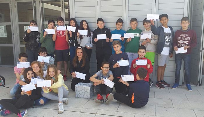 “Héroes”, este es el nombre que los docentes del IES Peñalba de Chiloeches y responsables del proyecto han puesto a su nueva iniciativa educativa para fomentar entre los más jóvenes un aprendizaje basado en proyectos, donde se reta a los alumnos a ser los protagonistas de su propio aprendizaje. Así, el trabajo creativo e innovador, el trabajo en equipo o la toma autónoma de decisiones, son algunas de las competencias que adquieren con “Héroes”, además de, como explican los responsables del proyecto “les hacemos reflexionar a partir del concepto héroe, sobre quienes somos como sociedad y quienes hemos sido”. Una trabajo que se lleva a cabo desde casi todas las asignaturas, trabajando desde cómo se escribe una carta en Lengua y Literatura, donde escribieron a sus héroes, desde deportistas o toreros, pasando por hospitales, la Guardia Civil o familiares hasta aprender a tocar sus bandas sonoras. Los alumnos participantes en el proyecto “Héroes” han hecho un viaje en el tiempo para conocer a héroes clásicos como Hércules o Aquiles. Mientras que en Biología han dado superpoderes a los animales invertebrados que han estudiado. En el proyecto, se ha querido dar a la mujer un papel protagonista, sobre todo en el campo matemático rescatando a esas heroínas que, con sus trabajos, han hecho una sociedad mejor. Un centro decorado para la ocasión por los profesores, los cuáles también han servido de inspiración a sus alumnos que los han convertido en superhéroes de diferentes aventuras. Un proyecto, que continuará a lo largo del año y que a principios de abril contó con la presencia del Daniel Molina, doble subcampeón del mundo, además de campeón del mundo de triatlón y doble subcampeón del mundo en acuatlón, quien contó su experiencia de cómo, un accidente de moto con 22 años le cambió la vida para siempre. Su amor al deporte le hizo superar la pérdida de una de sus piernas por debajo de la rodilla. Además de recibir las visitas del cuerpo de Bomberos de la Diputación Provincial de Guadalajara y de la Policía Local y Nacional. Unas charlas y visitas que los más jóvenes del IES Peñalba de Chiloeches siguieron con atención y aprendieron que no todos los héroes tienen que llevar capa y antifaz.
