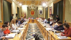 Cs, PSOE e IU se ponen de acuerdo para quitar en Cuenca las placas del Ministerio de Vivienda anteriores a la democracia