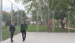 El Ayuntamiento de Cabanillas instala un vallado perimetral en la pista deportiva del parque entre El Mirador y El Soto